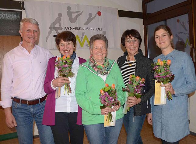 Uwe Schäfer (links) gratuliert geehrten Vereinsmitgliedern: (von links) Dorothe Elbe, Erika Bailer, Agnes Schröder und Melanie Kneissler.