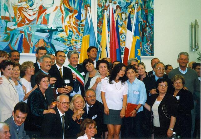 Der Empfang im Singener Ratssaal gehört zu den Ritualen der Partnerschaft: 2004 empfing die Stadt eine Delegation aus Pomezia. Danach ...
