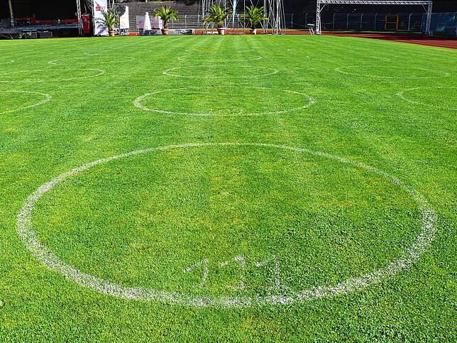 Hier haben die Veranstalter Kreise auf den Stadionrasen gezeichnet, damit die Zuschauer die Corona-Abstände einhalten.