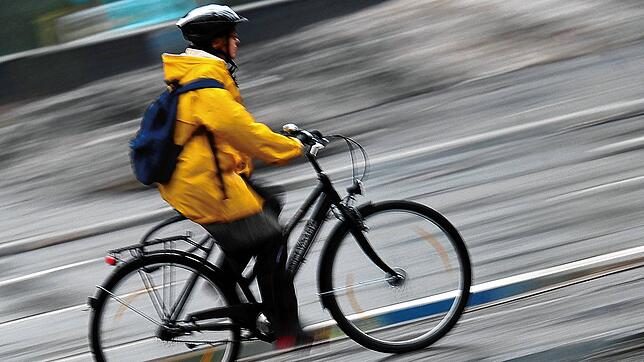 (Symbolbild) Der Frau, die auf der richtigen Seite den Radweg an der Theodor-Heuss-Straße befuhr, kam plötzlich ein Radler entgegen. Für ...