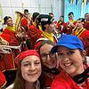 Volle Hütte: Luisa Becker, Laura Marinovic und Anna-Maria Schneider feiern zur Musik der Narrenmusik in der SÜDKURIER-Lokalredaktion.