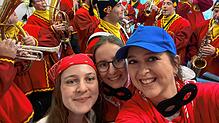 Volle Hütte: Luisa Becker, Laura Marinovic und Anna-Maria Schneider feiern zur Musik der Narrenmusik in der SÜDKURIER-Lokalredaktion.