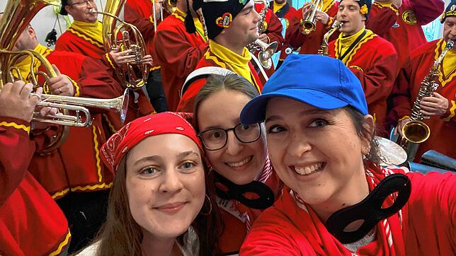 Volle Hütte: Luisa Becker, Laura Marinovic und Anna-Maria Schneider feiern zur Musik der Narrenmusik in der SÜDKURIER-Lokalredaktion.
