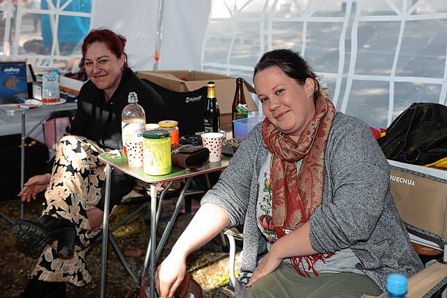 Bild 20: Konstanz: Auf zum Deutsch-Schweizer Flohmarkt! Diese Besucher und Verkäufer sind dabei
