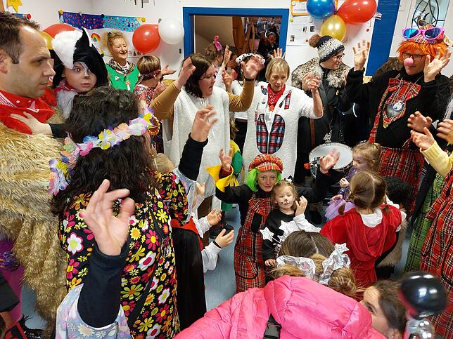 Im Kinderhaus Kaltbrunn feiern die befreiten Kinder, Eltern und Erzieherinnen mit Liedern und Tänzen die närrische Übernahme.
