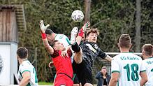 Die SG Riedöschingen/Hondingen (Torhüter Elias Gehringer im Zweikampf mit Elias Bauer) besiegt Gastgeber FC Tannheim mit 4:0.