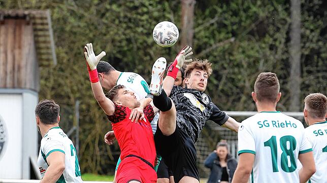 Die SG Riedöschingen/Hondingen (Torhüter Elias Gehringer im Zweikampf mit Elias Bauer) besiegt Gastgeber FC Tannheim mit 4:0.