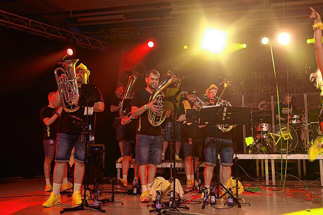 Bild 11: Konstanz: Party mit dem Fanfarenzug Blatz: 75 Jahre alt und kein bisschen leise – im Gegenteil!