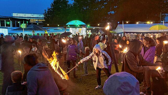 Das 34. Walder Dorffest startete am Samstag mit einem Wettkampf, Fassanstich, Tanzvorführungen, einer Sommernachts-Party und einem ...