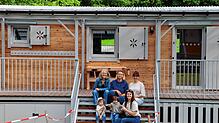 Die Bauwagen dienen zum Aufwärmen. Sonst findet fast alles draußen statt beim neuen Naturkindergarten „Pfefferminza“. Im Bild (von ...