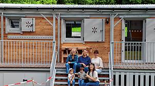 Die Bauwagen dienen zum Aufwärmen. Sonst findet fast alles draußen statt beim neuen Naturkindergarten „Pfefferminza“. Im Bild (von ...