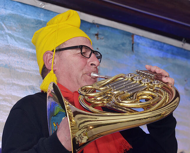Seit zwei Jahren lernt Henry Greif Horn und baut das Instrument gleich bei Auftritten ein.