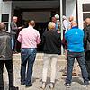 Manfred Fattler begrüßt die Besucher, die gekommen sind, um die schön restaurierte Kapelle zu bewundern.