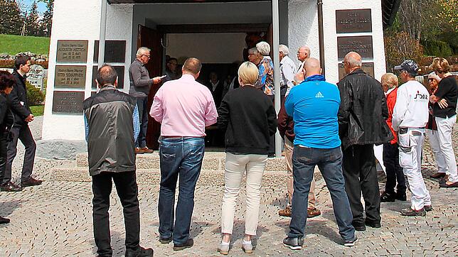 Manfred Fattler begrüßt die Besucher, die gekommen sind, um die schön restaurierte Kapelle zu bewundern.