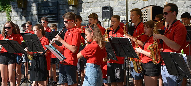 Ob in Uniform oder wie hier beim Ferienkonzert im legeren eineitlichen Poloshirt: Die Mädchen fallen optisch in der Knabenmusik nicht auf.