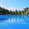 Die Becken im Grenzach-Wyhlener Freibad werden derzeit befüllt, um für einen möglichen Startschuss in die Badesaison rechtzeitig ...