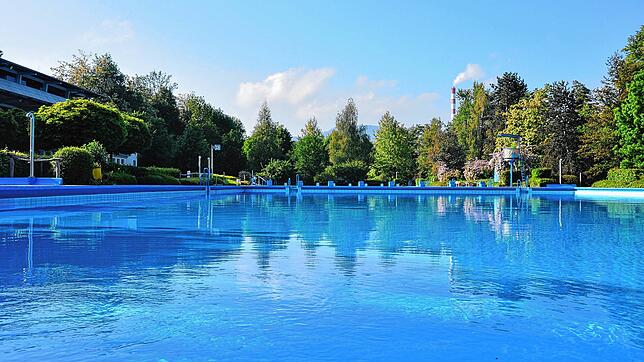 Die Becken im Grenzach-Wyhlener Freibad werden derzeit befüllt, um für einen möglichen Startschuss in die Badesaison rechtzeitig ...