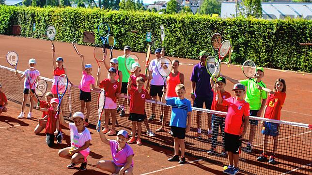 Beim fünftägigen Tenniscamp des TSC RW Blumberg herrscht viel Leben und gute Stimmung war angesagt. Inklusive des Schnupperkurses waren ...