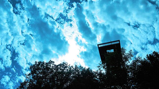 Der Gehrenbergturm ist beliebter Ausflugsort. Von oben sieht man bei klarem Wetter über den Bodensee bis in die Alpen.