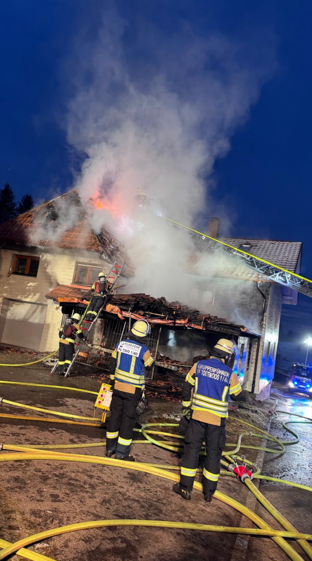 Bild 2: Wohnhaus an der Hauptstraße steht in Flammen