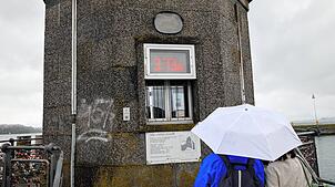 Regenschirm statt Sonnenhut – das ist die Bodensee-Mode Ende Juli. Folgerichtig zeigt der Pegel am Fuß der Imperia einen Höchstwert für ...