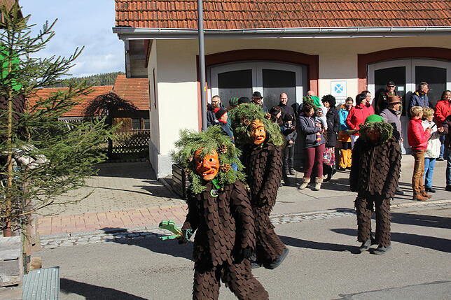 Selbstverständlich sind auch die Osemali auf dem Umzug dabei.