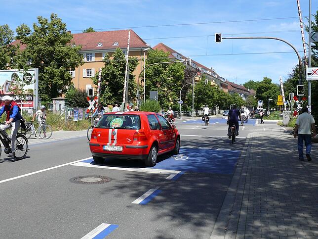 Hinter der Bahnschranke können gefährliche Situationen entstehen, wenn Autos rechts abbiegen und nicht auf geradeaus vorbeifahrende ...