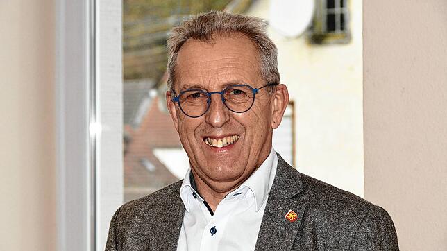 Für den Aacher Bürgermeister Manfred Ossola ist die erste Hälfte der Amtszeit vorbei. Für das Bild hat er die Corona-Maske kurz abgelegt.