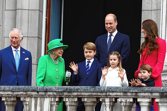 Thronfolger Prinz Charles (von links) und seine Mutter, Königin Elizabeth II. stehen mit Prinz William und Herzogin Kate (hinten) auf ...