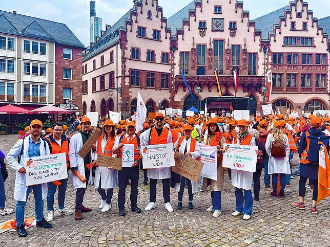 Klinikärzte aus Friedrichshafen bei der zentralen Kundgebung des Marburger Bunds auf dem Romer in Frankfurt.