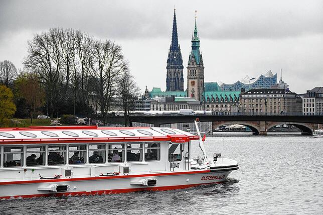 Auf der B3 geht es von Weil am Rhein bis nach Hamburg. Dieses Bild zeigt den batteriebetriebenen Dampfer „Alsterwasser“ auf ...