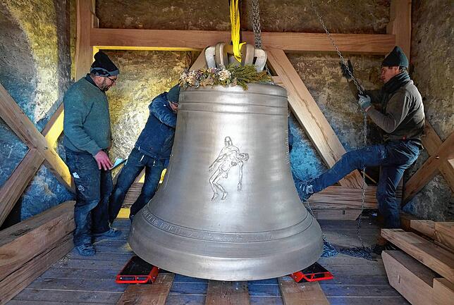 Mit einem Kettenzug und Manneskraft werden die Glocken an die richtige Stelle im Glockenturm gefahren, danach kurz hochgehoben und die ...
