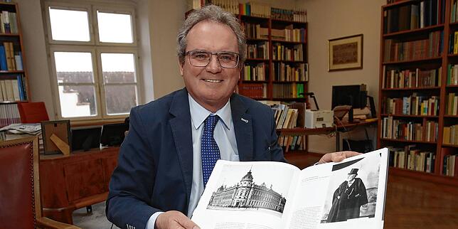 Jürgen Klöckler, Leiter des Stadtarchivs Konstanz, weiß, warum es vor 150 Jahren einen Hotel-Boom gab und zeigt Fotografien, die einen ...