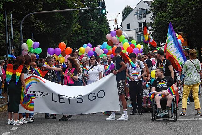 Bild 4: Der Überlinger CSD in Bildern, und dazwischen eine kleine Gruppe AfD