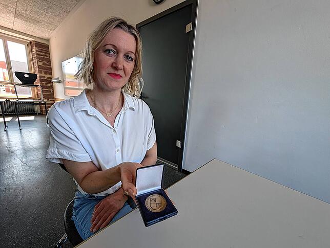 Zum Dank für ihren Einsatz gab es von der Gemeinde für Nicole Schwenk diese Bürgermedaille.