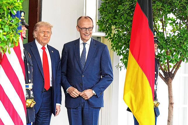 US-Präsident Donald Trump (l) empfängt Bundeskanzler Friedrich Merz (CDU) vor dem Weißen Haus. Es ist das erste Treffen zwischen beiden ...