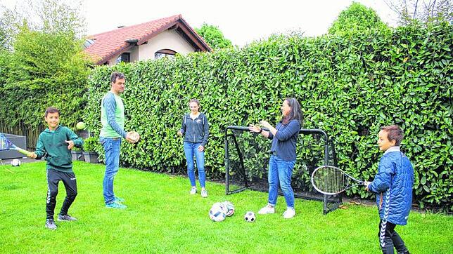 In der Familie von Handball-Weltmeister Markus Baur fliegen die Bälle kreuz und quer. Von links Mika, Markus, Chiara, ­Marion und Kimi ...