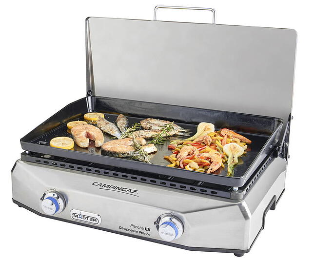 Gasgrill im iberischen Stil: Beim Master Plancha EX 02 von Campingaz grillt man „a la plancha“, also auf der gusseisernen Grillplatte. ...