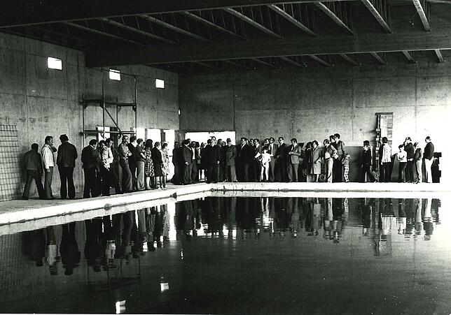Das Richtfest für das neue Hallenbad fand am 28. Mai 1975 statt. Damit die Bevölkerung sich besser vorstellen konnte, wie das einmal ...