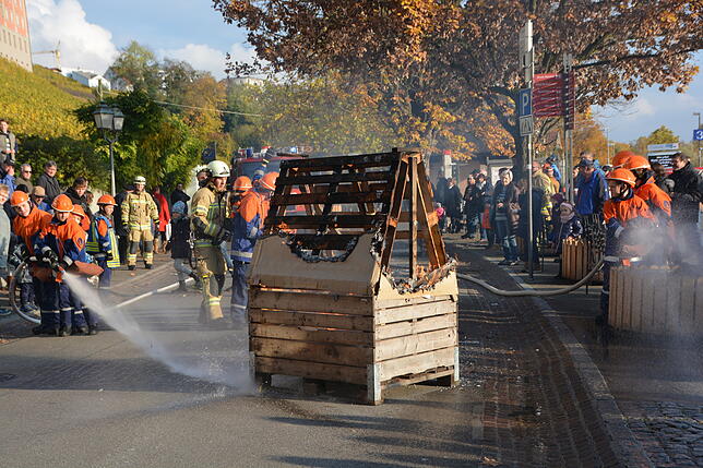Die Mitglieder der Jugendfeuerwehr löschten erfolgreich ein kleines Holzhaus.