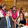 Der Winzertrunk in Hagnau ist immer ein festliches Ereignis. Hier kredenzen die Trachtenfrauen im Jahr 2020 den Weinpokal Bürgermeister ...