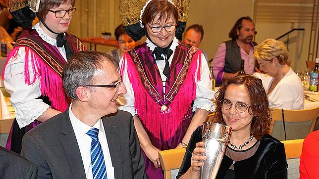 Der Winzertrunk in Hagnau ist immer ein festliches Ereignis. Hier kredenzen die Trachtenfrauen im Jahr 2020 den Weinpokal Bürgermeister ...