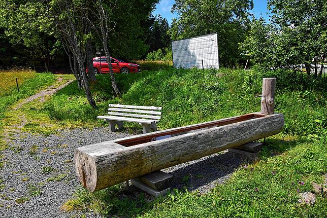 Der Brunnen am Wanderparkplatz Kohlhütte&ldquo; lädt zum Verweilen ein.