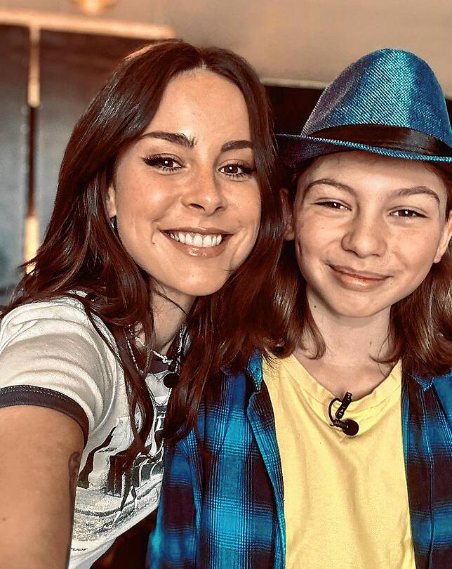 Ein Selfie von Maris und Sängerin Lena Meyer-Landrut.