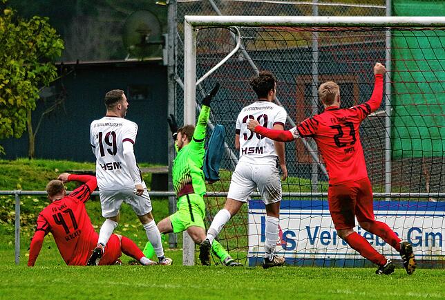 Bild 11: Acht Tore im Duell zwischen FV Walbertsweiler und SV Deggenhausertal. Wir haben die besten Bilder!