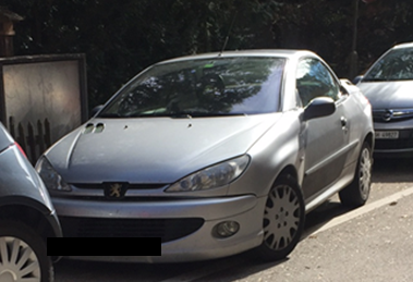 Im Zusammenhang mit den Straftaten könnte ein silberfarbener Peugeot 206 Cabrio stehen. Beide Türen und das Dach des Fahrzeugs sind ...