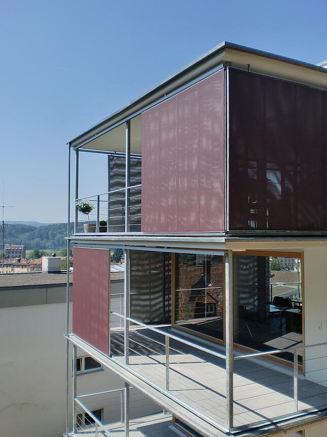 Das Haus überzeugt durch seine transparente Bauweise. Der bewegliche Sicht- und Sonnenschutz verändert immer wieder das äußere ...