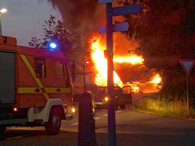 Die Feuerwehr legt Löschleitungen