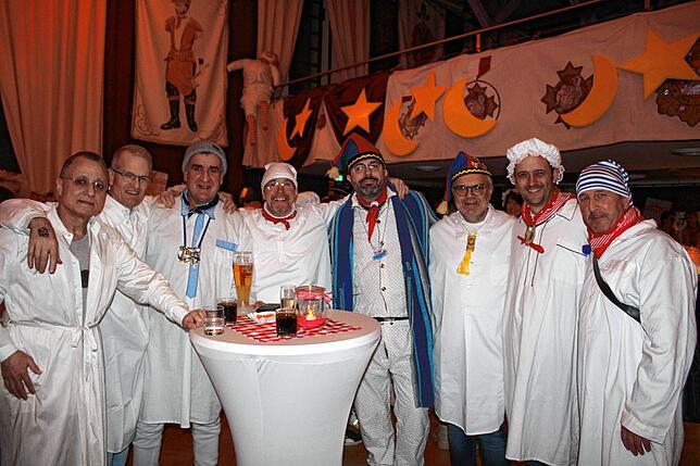 Bild 5: Weiße Narren ziehen durch Stockach: Die schönsten Bilder vom Hemedglonkerumzug und der Verbrennung