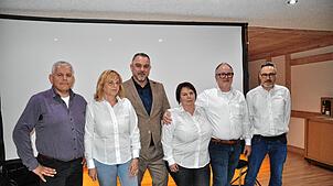 Der Vorstand des DRK-Ortsvereins Blumberg (von links): Mirko Theel, Sabine Eichler, Markus Keller und Petra Wölfle sowie die beiden ...